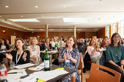 Vorschau Bild von Die 4. Gerontopsychologische Fachtagung mit 252 Teilnehmer*innen
im Haus Döbling stand unter dem Motto „Mein Zuhause. Meine
Sexualität. Sinnlichkeit und Intimität in den Häusern zum Leben“ und
leistete einen Beitrag zur Enttabuisierung von Sexualität im Alter.