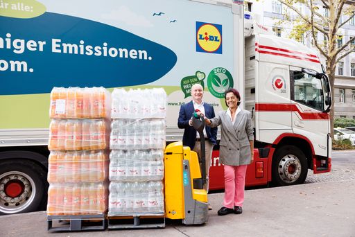 Simon Lindenthaler, Leiter Unternehmenskommunikation & CSR bei
Lidl Österreich, und Margarete Gumprecht, Obfrau der Sparte Handel
in der Wirtschaftskammer Wien, mit einem der elektrischen Lkw von
Lidl.
