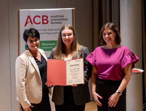  Anna-Katharina Seper, BMTA Gewinnerin 2024 in der Kategorie
Bachelorarbeit, mit ACB Präsidentin Renate Androsch-Holzer (links)
und ACB Geschäftsführerin Michaela Schedlbauer-Zippusch (rechts)