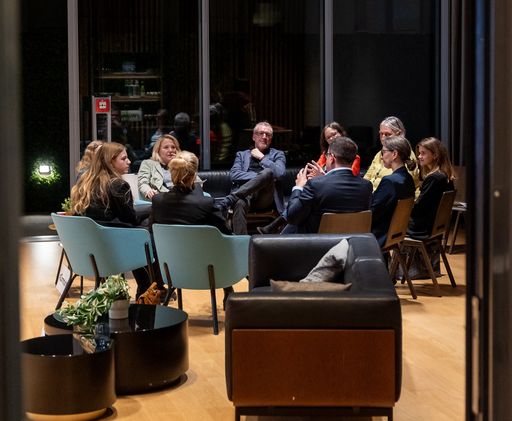 Vorschau Bild von Meeting-Professionals und Forscher:innen netzwerken im “Themen-
Karussell”