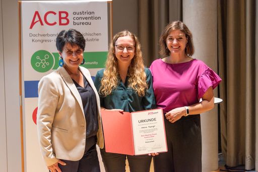 Vorschau Bild von Melanie Poppinger, BMTA Gewinnerin 2024 in der Kategorie
Masterarbeit, mit ACB Präsidentin Renate Androsch-Holzer (links)
und ACB Geschäftsführerin Michaela Schedlbauer-Zippusch (rechts)