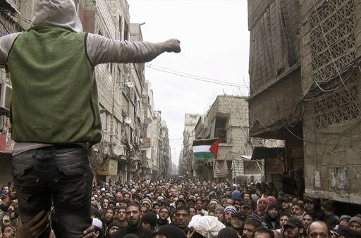 Zur ARTE-Sendung Little Palestine - Tagebuch einer Belagerung Im
Jahr 2013, während des syrischen Bürgerkriegs: In Jarmuk
protestieren die Menschen, da Nahrung, Medikamente, Strom und Wasser
allmählich knapp werden. © Bidayyat for Audiovisual Arts/Films de
Force Majeure/Abdallah Al-Khatib/2022 Foto: ARTE F Honorarfreie
Verwendung nur im Zusammenhang mit genannter Sendung und bei
folgender Nennung "Bild: Sendeanstalt/Copyright". Andere
Verwendungen nur nach vorheriger Absprache: ARTE-Bildredaktion,
Silke Wölk Tel.: +33 3 90 14 22 25, E-Mail: bildredaktion@arte.tv /
Weiterer Text über ots und www.presseportal.de/nr/9021 / Die
Verwendung dieses Bildes für redaktionelle Zwecke ist unter
Beachtung aller mitgeteilten Nutzungsbedingungen zulässig und dann
auch honorarfrei. Veröffentlichung ausschließlich mit
Bildrechte-Hinweis.
