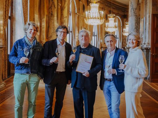 Freude im Österreichischen Sektkomitee über den neuen Sekt
Austria Botschafter. (v.l.) Michael Malat, Winzer und Leiter des
Marketingausschuss im Österreichischen Sektkomitee; Mag. Benedikt
Zacherl, Vorstand Sektkellerei Schlumberger und Vorsitzender des
Österreichischen Sektkomitees; Andreas Vitasek, Kabarettist und
frisch gekürter Sekt Austria Botschafter; Herbert Hacker, ehemaliger
Falstaff Chefredakteur und Laudator; Dagmar Gross, Geschäftsführerin
Österreichisches Sektkomitee, .