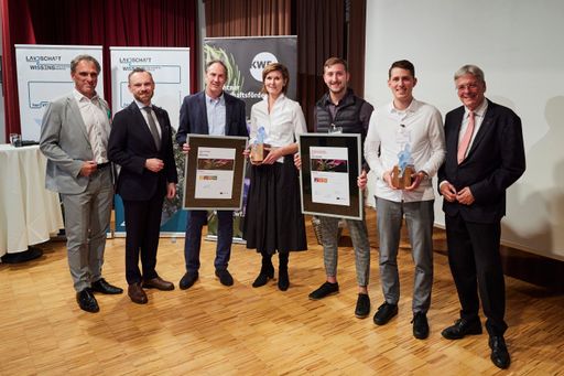  Landeshauptmann Peter Kaiser, KWF-Vorstand Roland Waldner und
Kärntner Sparkasse Vorstandsdirektor Michael Koren überreichten im
Zuge der Veranstaltungsreihe »Wage zu denken!« die Preise.