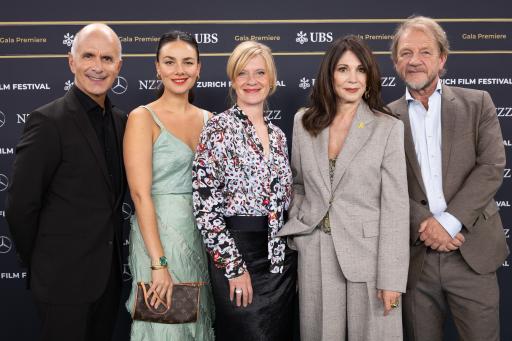 Christoph Maria Herbst, Janina Uhse, Caroline Peters, Iris Berben
und Sönke Wortmann bei der Weltpremiere von DER SPITZNAME im Rahmen
des 20. Zürich Film Festival. / Weiterer Text über ots und
www.presseportal.de/nr/12946 / Die Verwendung dieses Bildes für
redaktionelle Zwecke ist unter Beachtung aller mitgeteilten
Nutzungsbedingungen zulässig und dann auch honorarfrei.
Veröffentlichung ausschließlich mit Bildrechte-Hinweis.