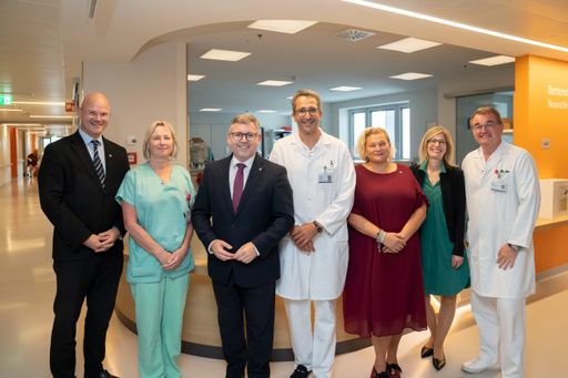 Foto 1: DI Franz Laback, MBA (GF Gesundheit Region Mitte GmbH),
DGKP STL-Stv. Margarete Buchbauer, Landesrat DI Ludwig Schleritzko,
Prim. Assoc. Prof. PD Dr. Camillo Sherif (Leiter der Klinischen
Abteilung für Neurochirurgie), Mag. Dr. Elisabeth Bräutigam, MBA
(Vorständin NÖ Landesgesundheitsagentur), Priv.-Doz. Dr. Karin
Pieber (Ärztliche Direktorin UK St. Pölten) und Prim. Assoc. Prof.
Dr. Klaus F. Schrögendorfer, MBA, FEBOPRAS (Leiter der Klinischen
Abteilung für Plastische, Ästhetische und Rekonstruktive Chirurgie)