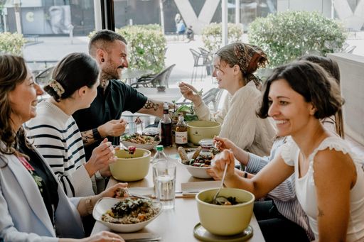 Vorschau Bild von Unternehmen können das Mittagessen ihrer Mitarbeiter:innen
aktuell mit bis zu acht Euro täglich bezuschussen und somit
Gesundheit und Leistbarkeit unterstützen – insbesondere bei jungen
Arbeitnehmenden.