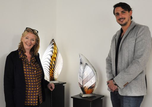  Die Geschäftsführerin der Österreichischen Werkstätten, Karin
Lichtenegger mit Peter Kuchler III bei der Ausstellungseröffnung.