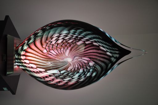 Vorschau Bild von "Lichtblicke": in der außergewöhnlichen Ausstellung wird eine
Auswahl an Werken des Künstlers präsentiert, die durch ihre
außergewöhnlichen Formen, lebendigen Muster und faszinierenden
Lichtreflexionen begeistern.