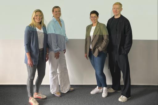 Katja Sladky, Marketingleiterin beim Einrichtungspartnerring VME,
Astrid Reintjes, Inhaberin MissPompadour, Jessica Biondi, Leiterin
Brand Management beim Einrichtungspartnerring VME und Erik Reintjes,
Inhaber MissPompadour (v.l.n.r.) / Weiterer Text über ots und
www.presseportal.de/nr/81299 / Die Verwendung dieses Bildes für
redaktionelle Zwecke ist unter Beachtung aller mitgeteilten
Nutzungsbedingungen zulässig und dann auch honorarfrei.
Veröffentlichung ausschließlich mit Bildrechte-Hinweis.
