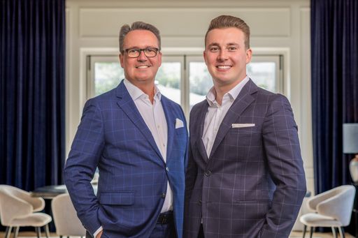 Die heimische Immobilienlandschaft hat einen neuen und
vielversprechenden Akteur: BUXBAUM Immobilien, gegründet von Mag.
Richard Buxbaum, einem anerkannten Experten mit über 30 Jahren
Branchenerfahrung, und seinem Sohn und Partner Benedikt Buxbaum BA,
der mit seinen erst 24 Jahren bereits zu den 100 Preisträgern der
„Real100 Under 40“ zählt. Nach dem Motto „Wir denken in
Generationen“ wollen Vater und Sohn ihre Stärken – jahrzehntelange
Expertise und Fachkenntnisse kombiniert mit modernen, innovativen
Ansätzen – künftig partnerschaftlich bündeln.