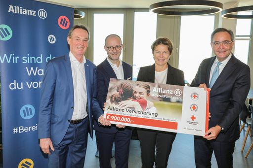  Personen (von rechts nach links): Klaus-Peter Röhler, Mitglied
des Vorstands der Allianz SE Nina Klingspor, CEO Allianz Central
Europe Rémi Vrignaud, CEO Allianz Österreich Michael Opriesnig,
Generalsekretär Österreichisches Roten Kreuz