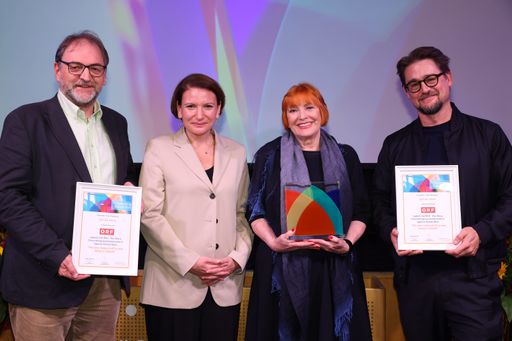 Chris Lohner (2.v.r., ehrenamtliche Botschafterin von Jugend Eine
Welt) nahm gemeinsam mit Reinhard Heiserer (ganz links,
Geschäftsführer von Jugend Eine Welt) und Markus Wieser (ganz
rechts, Geschäftsführer Heimat Wien) den Fundraising Award von Ruth
Williams (Geschäftsführerin Fundraising Verband Österreich)
entgegen.