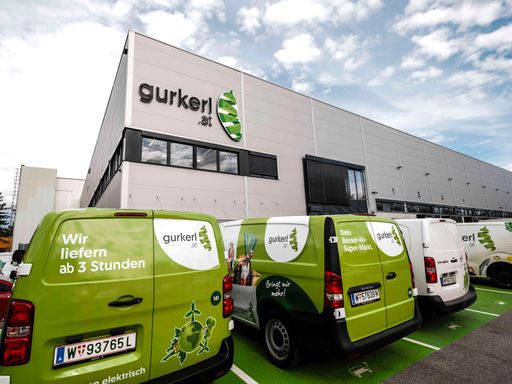 Fahrzeuge vor dem modernisiertem Gurkerl-Logistikzentrum in
Liesing
