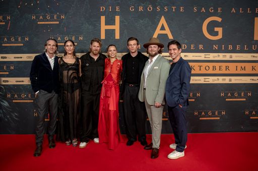 v.l.n.r.: Cyrill Boss, Rosalinde Mynster, Gijs Naber, Lilja van
der Zwaag, Jannis Niewöhner, Dominic Marcus Singer und Philipp
Stennert bei der Premiere von HAGEN - IM TAL DER NIBELUNGEN in
München. / Weiterer Text über ots und www.presseportal.de/nr/12946 /
Die Verwendung dieses Bildes für redaktionelle Zwecke ist unter
Beachtung aller mitgeteilten Nutzungsbedingungen zulässig und dann
auch honorarfrei. Veröffentlichung ausschließlich mit
Bildrechte-Hinweis.