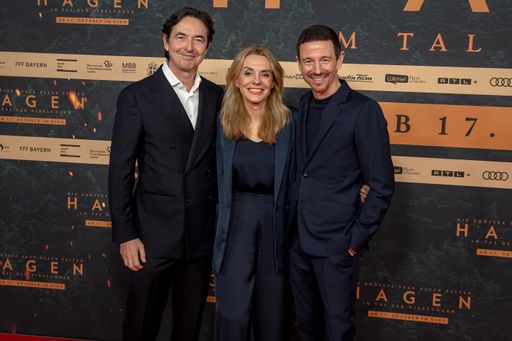 Vorschau Bild von Martin Bachmann (Vorstand Constantin Film), Inga Leschek (Chief
Content Officer RTL Deutschland) und Oliver Berben
(Vorstandsvorsitzender Constantin Film) bei der Premiere von HAGEN -
IM TAL DER NIBELUNGEN in München. / Weiterer Text über ots und
www.presseportal.de/nr/12946 / Die Verwendung dieses Bildes für
redaktionelle Zwecke ist unter Beachtung aller mitgeteilten
Nutzungsbedingungen zulässig und dann auch honorarfrei.
Veröffentlichung ausschließlich mit Bildrechte-Hinweis.