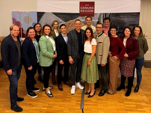 Vorschau Bild von Der gesamte Vorstand des Netzwerks Kulinarik (v.l.n.r.): Georg
Lexer, Petra Pobaschnig, Vera Kasparek, Elisabeth Harreither, Julia
Göschelbauer, Daniel Frings, Markus Hillebrand, Barbara
Heinreichsberger, Fabian Schweiger, Ferdinand Lembacher, Michaela
Burgstaller, Margit Steinmetz-Tomala, Martina Schauer, Verena
Scheiblauer