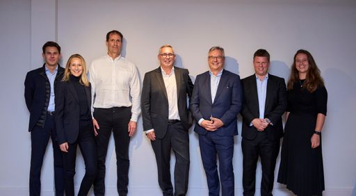  v.l.: Luis Bischof (EMZ), Annabell Grimm (EMZ), Klaus Maurer
(EMZ),Michael Santo (H&Z), Arno Haselhorst (Haselhorst Associates),
Harald Enz (H&Z), Jana Mayer (H&Z) / Weiterer Text über ots und
www.presseportal.de/nr/165324 / Die Verwendung dieses Bildes für
redaktionelle Zwecke ist unter Beachtung aller mitgeteilten
Nutzungsbedingungen zulässig und dann auch honorarfrei.
Veröffentlichung ausschließlich mit Bildrechte-Hinweis.