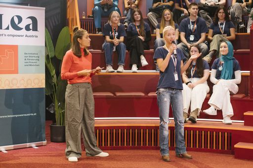 Vorschau Bild von Der LEA-Jugendbeirat bei der Präsentation der Kampagne "Bye-bye
Genderparolen" im Rahmen des LEA-Jugendsummits am 15.10.2024