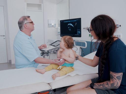 Prim. Dr. Robert Weinzettel bei der Ultraschall-Untersuchung