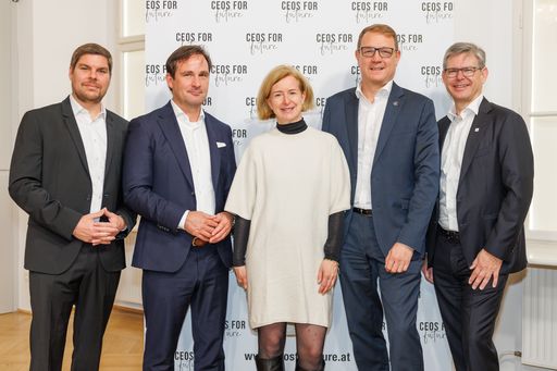 Reinhard Birke – General Manager NTT DATA Österreich, Hermann
Erlach – General Manager Microsoft Österreich, Birgit Kraft-Kinz –
CEOs FOR FUTURE Obmann-Stellvertretreterin, Marco Porak –
Generaldirektor IBM Österreich, Rudolf Schrefl – CEO Drei Österreich
bei der CEOs FOR FUTURE Pressekonferenz (17.10.2024) zum Thema
"Wirtschaftsdynamisierung durch Digitalisierung und KI mit
Nachhaltigkeitsfokus"