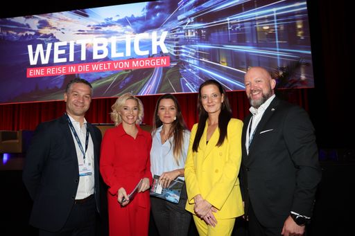  ... Werner Magedler (v. l.), Moderatorin Katrin Prähauser,
Speakerin Stella Schaller, Vorstandsvorsitzende Allegra Frommer und
der scheidende Vorstand Richard Wisdom.
