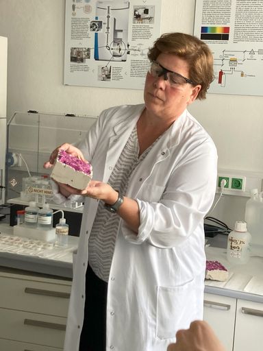 Vorschau Bild von Projektleiterin Cornelia Bauer bei der Durchführung der vom OIB
(Österreichisches Institut für Bautechnik) vorgeschriebenen
Karbonatisierungsprüfungen an Betonproben mit neuen Kompositzementen