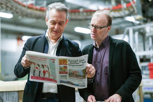  Thomas Strachota (l.) und Hans Steiner bei der Druckabnahme einer 
Ausgabe des Wiener Bezirksblatt