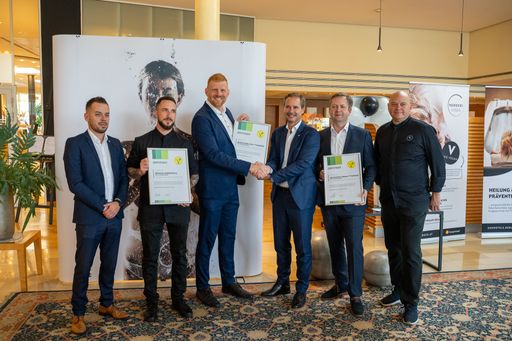  Übergabe des V-Labels an das REDUCE Gesundheitsresort Bad
Tatzmannsdorf von Felix Hnat, Obmann der Veganen Gesellschaft
Österreichs, an Andreas Leitner, Geschäftsführer im REDUCE
Gesundheitsresort.