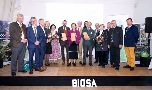 Die Festgäste beim 30 Jahre Jubiläum der BIOSA.
v.l.n.r. Johannes Schima - BML, Peter Mayr - BFW, Andreas Gruber - 
ÖBF, Elfriede Moser - BML, Hermine Hackl - BIOSA Ehrenpräsidentin, 
Michael Luidold - Land Steiermark, Ursula Lackner - Landesrätin 
Steiermark, Christian Brawenz - BIOSA, Renate Haslinger - BIOSA, 
Friedrich Nostitz - Waldeigentümer und BIOSA Mitglied, Stefan 
Schenker - Waldeigentümer und BIOSA Mitglied, Patricia Hohenberg - 
BIOSA Ehrenpräsidentin, Günter Walkner - FAO, Kurt Ramskogler - BIOSA 
Präsident, Markus Hoyos - Obmann Land&Forst Niederösterreich
