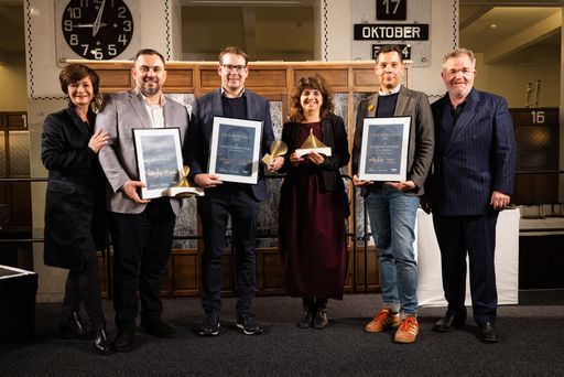 Initiatorin Katharina Stemberger mit Preisträger:innen Mihail
Shikeli, Lukas Gahleitner-Gertz, Anikó Abkonyi und András Léderer
sowie Unterstützer und Schauspielkollege Cornelius Obonya (v.l.)
unmittelbar nach der Verleihung.