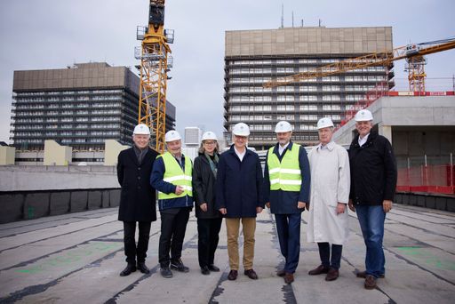 Am 17. Oktober wurde ein bedeutender Baufortschritt des Center
for Translational Medicine (CTM) feierlich begangen. Mit der
Gleichenfeier wird ein wichtiger Meilenstein erreicht, der die
Errichtung einer der modernsten Forschungsinfrastrukturen am
Medizinstandort Österreich von AKH Wien und MedUni Wien vorantreibt.