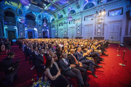 Vorschau Bild von Die Gäste lauschten gespannt den Ergebnissen der drei
Arbeitsgruppen (Kreislaufwirtschaft, Digitalisierung und Städte &
Gemeinden), die im Rahmen des Symposiums präsentiert wurden.