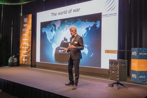 Vorschau Bild von Hans-Lothar Domröse bei seinem Vortrag 'Sicherheit inmitten
globaler Machtverschiebungen'