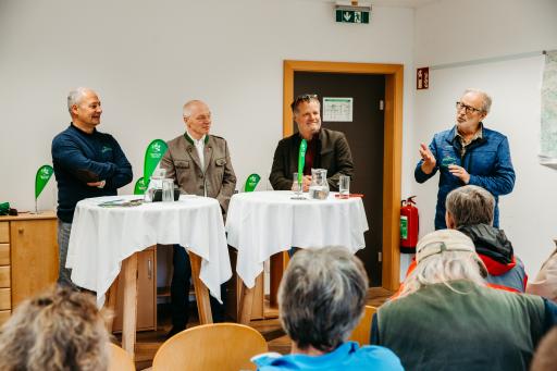 Vorschau Bild von v.l.n.r: Mag. Andreas Schieder (Vorsitzender der Naturfreunde
Österreich), Dr. Helmut Miernicki, (Geschäftsführer ecoplus.
Niederösterreichs Wirtschaftsagentur GmbH), Dipl. Ing. Peter
Lepkowicz, (Leiter der Forstverwaltung Quellenschutz der
Stadtgemeinde Wien), Hubert Prigl (Vorsitzender der Naturfreunde
Hirschwang-Reichenau)
