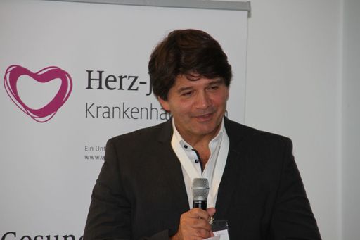 Bildtext: Gastgeber Prim.Doz.Dr. Edmund Cauza, Vorstand der
Abteilung für Innere Medizin