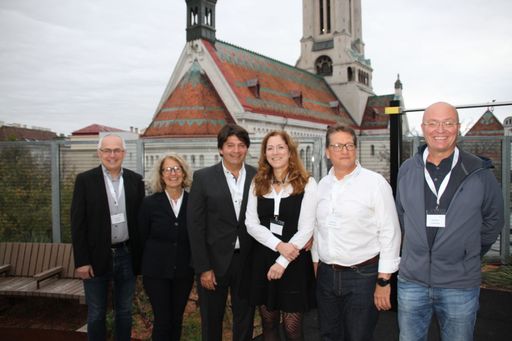 Vorschau Bild von Bildtext: Gastgeber Prim.Doz.Dr. Edmund Cauza (3.v.l.) mit OA Dr.
Roland Edlinger (Klinik Hietzing), Prim. Dr. Judith Sautner (LK
Korneuburg-Stockerau), OÄ Dr. Maya Thun (Rudolfinerhaus), Prim. Dr.
Gerhard Vavrovsky (Herz-Jesu Krankenhaus) und OA Dr. Thomas Nothnagl
(LK Stockerau)