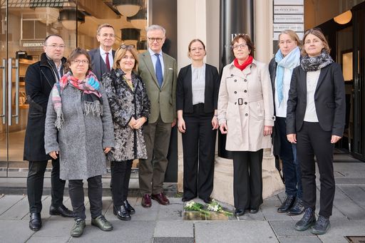 Leopold Freund (1868-1943) gründete die „Wiener Schule für
Strahlentherapie“, die wissenschaftliche Grundlagen für die heutige
Radioonkologie legte. Zum Gedenken an ihn sowie seine
nationalsozialistische Verfolgung wurde nun ein „Stein der
Erinnerung“ vor seinem Wohnhaus am Wiener Graben gesetzt.