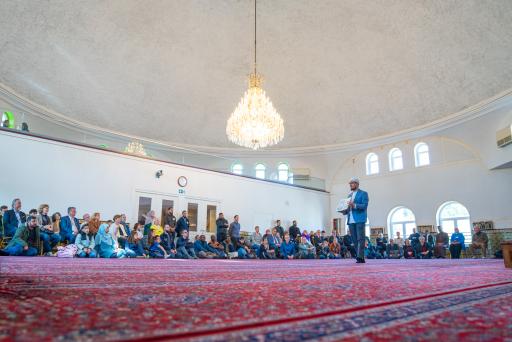 Am Tag der offenen Moschee der IGGÖ entdecken Besucher:innen die
kulturellen und architektonischen Facetten des Islamischen Zentrums
Wien.