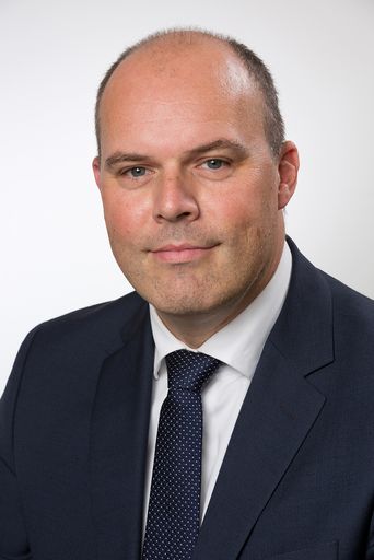  Portrait-Foto von Dr. Christoph Sauer