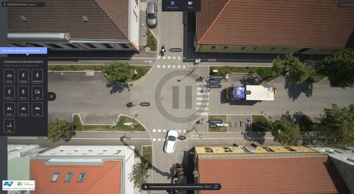 Vorschau Bild von Die Übersichtsperspektive der App bietet verschiedene Blickwinkel
der Verkehrsteilnehmer:innen auf die Situation an der Kreuzung. Ziel
ist es, ein besseres Verständnis für die Verkehrssituation zu
fördern.