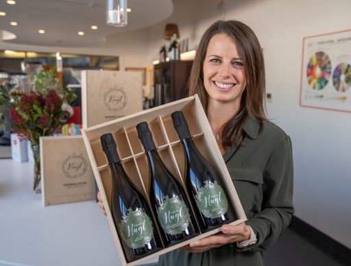  2018 erntete die Bio-Winzerin Christina Hugl Grünen Veltliner aus
drei Top-Lagen im Kamptal (Ried Grub), im Weinviertel
(Hermannschachern) und in der Wachau (Kollmütz), um diese jeweils
einzeln nach der höchstmöglichen Methode als „Große Reserve“-Sekt zu
vinifizieren.