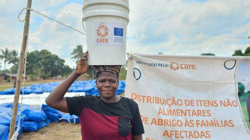 Ein Projekt von CARE, Save the Children, Norwegian People’s Aid,
Fundaçao Wiwanana und ShelterBox richtet sich gezielt an Familien
wie die von Joaquima, die durch Gewalt, Vertreibung und den
Klimawandel alles verloren haben. Durch den Bau und die Sanierung
von Brunnen, Wasserstellen und Latrinen wird die Wasserinfrastruktur
in den Gemeinden und Camps für Vertriebene nachhaltig verbessert.