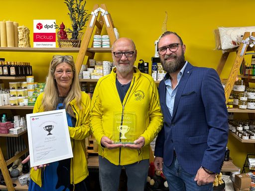 Shopbetreiber Elfriede und Michael Firnhammer und Pickup Manager
Mario Pavlek bei der Awardübergabe