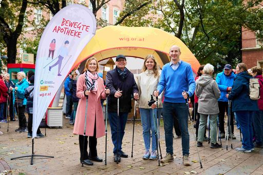 Bezirksvorsteherin Lea Halbwidl, Geschäftsführer der Wiener
Gesundheitsförderung – WiG Dennis Beck, WiG Referentin und
Programmleiterin „Bewegte Apotheke“ Marion Bittner und Stern -
Apothekenleitung Mag.pham. Felix Lerch eröffnen zusammen den
Herbstwalk 2024