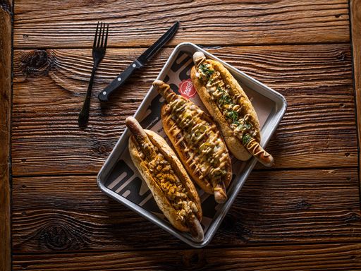  Die Bosna im neuen Look, praktischer in der Handhabung, kein
Kleckern weil die Wurst vertikal oben im kross getoasteten Weckerl
liegt. Außen knuspriges, innen flaumig konsistentes Gebäck mit Tiger
Kruste, XXL Bratwurst nach eigener Entwicklung, Bosna Sauce mit
speziellen Gewürzen über Nacht gereift und Spezial Signature Pulver
mit 7 geheimen Gewürzen als End-Topping. Die Rezeptur ist sicher im
Tresor verwahrt! Am Bild: Bosna Austria, Bosna Chili Idol, Bosna
Salzburg The Original One 1949