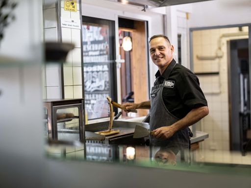 Vorschau Bild von Stefan Pühringer, CEO und Gründer, grillt eine Spezialbratwurst,
welche die Gründer selbst mit einem jungen und kreativen
Fleischmeister entwickelt haben.