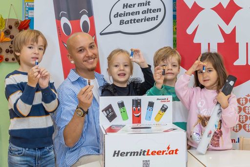 Vorschau Bild von Kindergartenpädagoge Michael mit seinen fleißigen
Batteriesammlern