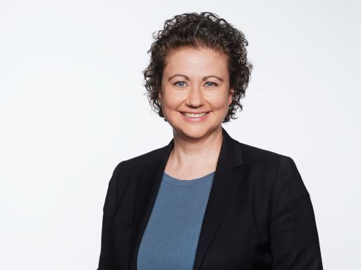 „Als Österreichs stärkster multimedialer Verbreitungsdienst
integrieren wir laufend neue Trends und Entwicklungen, wie etwa
KI-Anwendungen, in die OTS-Welt“, so Julia Wippersberg,
Geschäftsführerin von APA-OTS.
