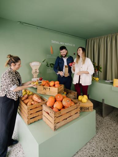 Vorschau Bild von Frisches Obst und Gemüse am neu renovierten Marktstand von
Unverschwendet am Wiener Schwendermarkt